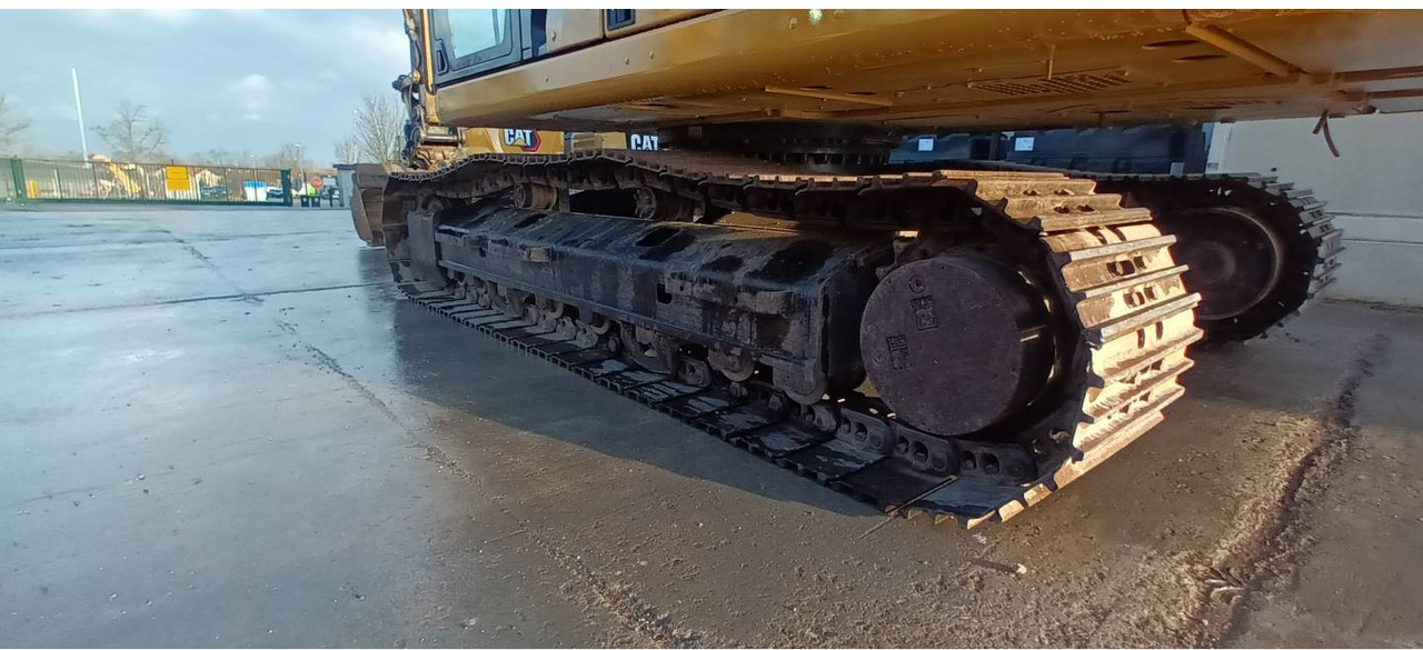 Ekskavator perayap CAT 320 GC: gambar 17