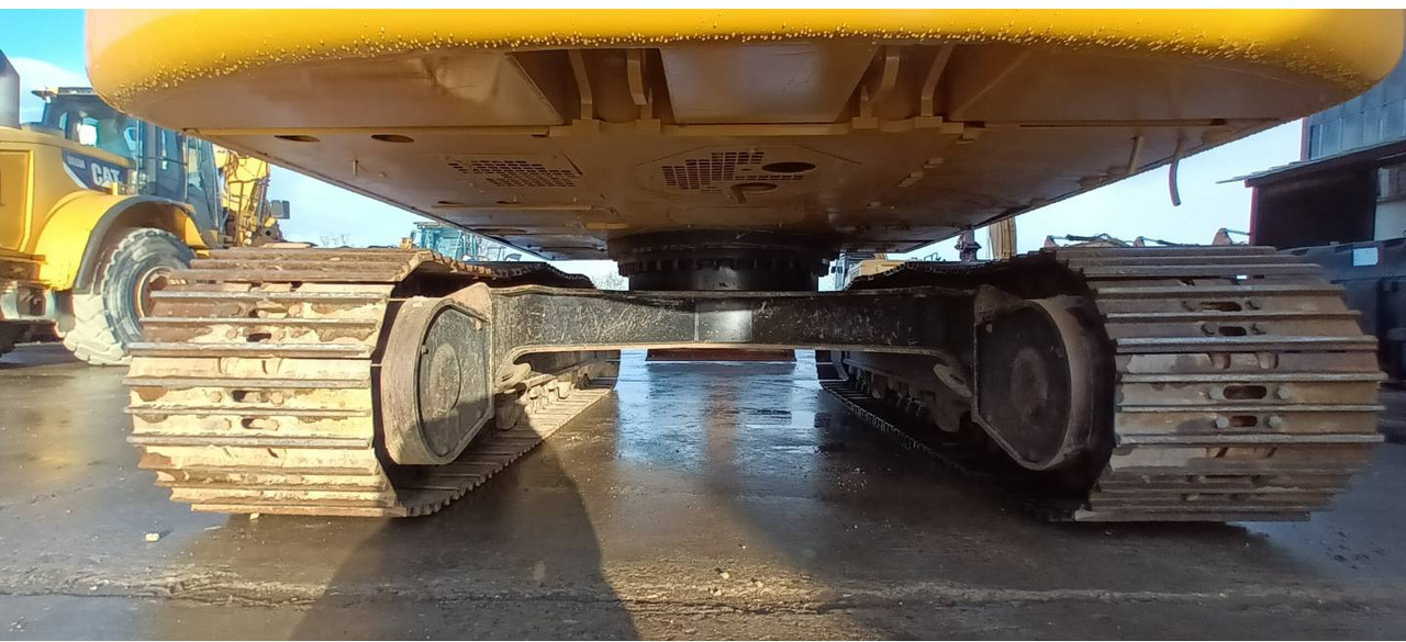 Ekskavator perayap CAT 320 GC: gambar 16