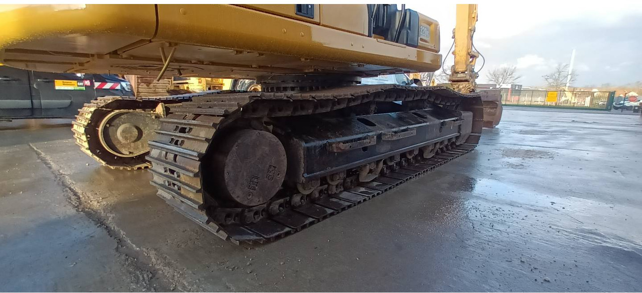 Ekskavator perayap CAT 320 GC: gambar 18