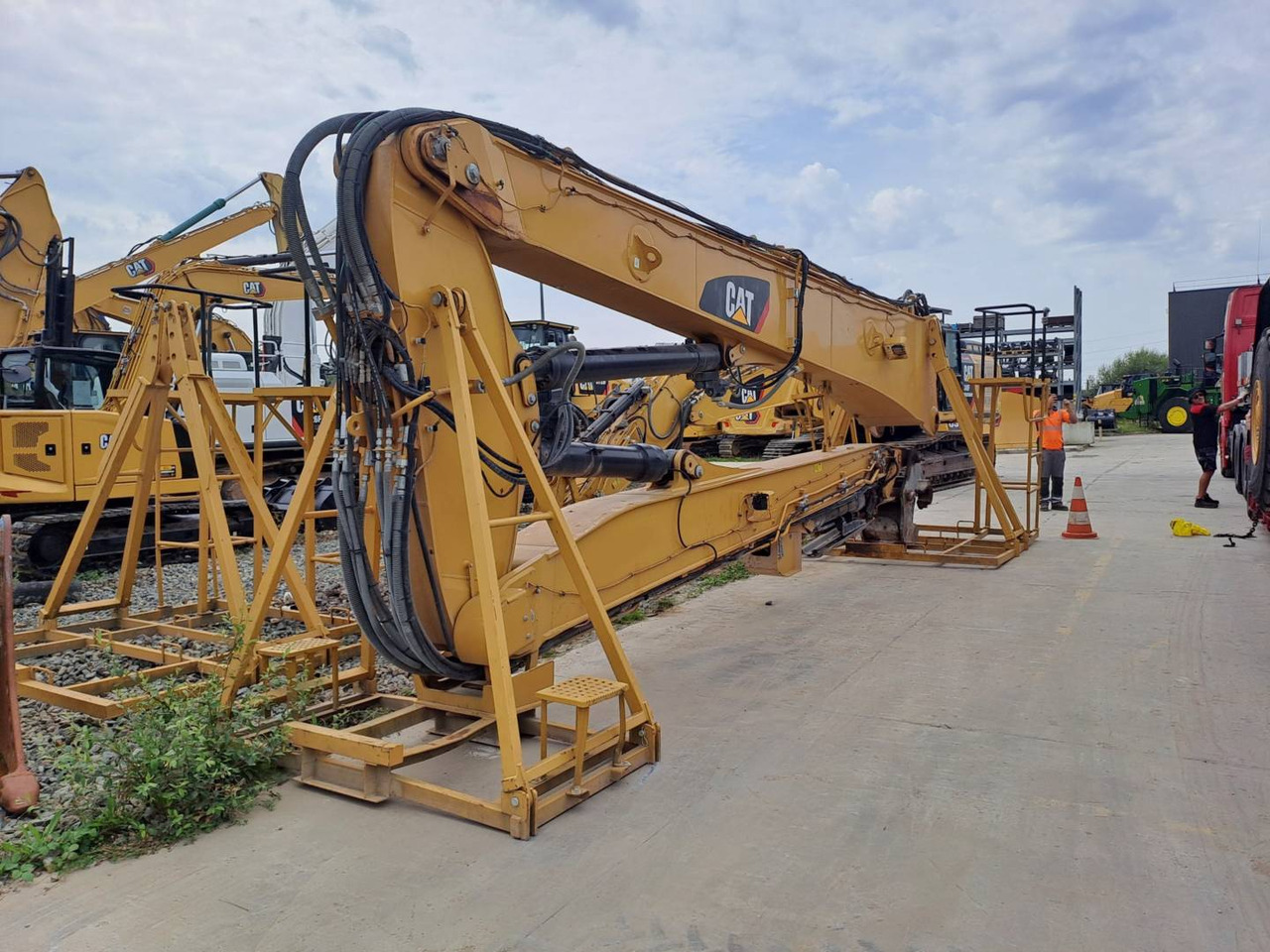 Ekskavator perayap CAT 340F UHD: gambar 20