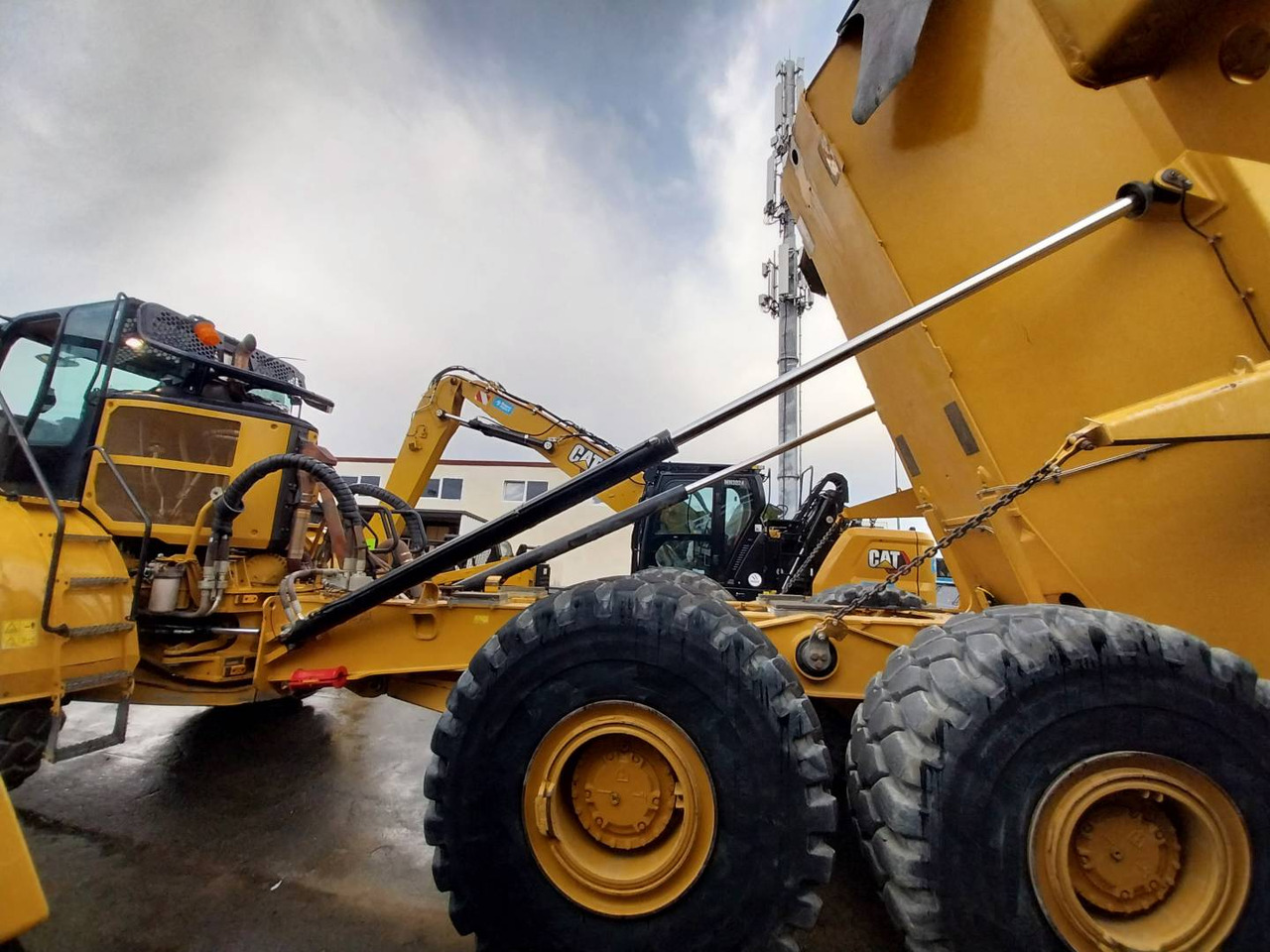 Tempat sampah artikulasi CAT 745: gambar 16 Tempat sampah artikulasi CAT 745: gambar 16