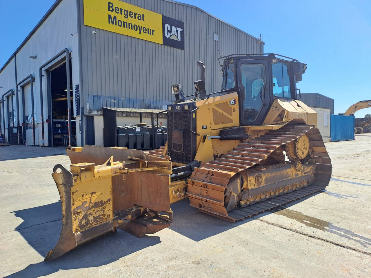 CAT D5 - Bulldozer: gambar 1 CAT D5 - Bulldozer: gambar 1