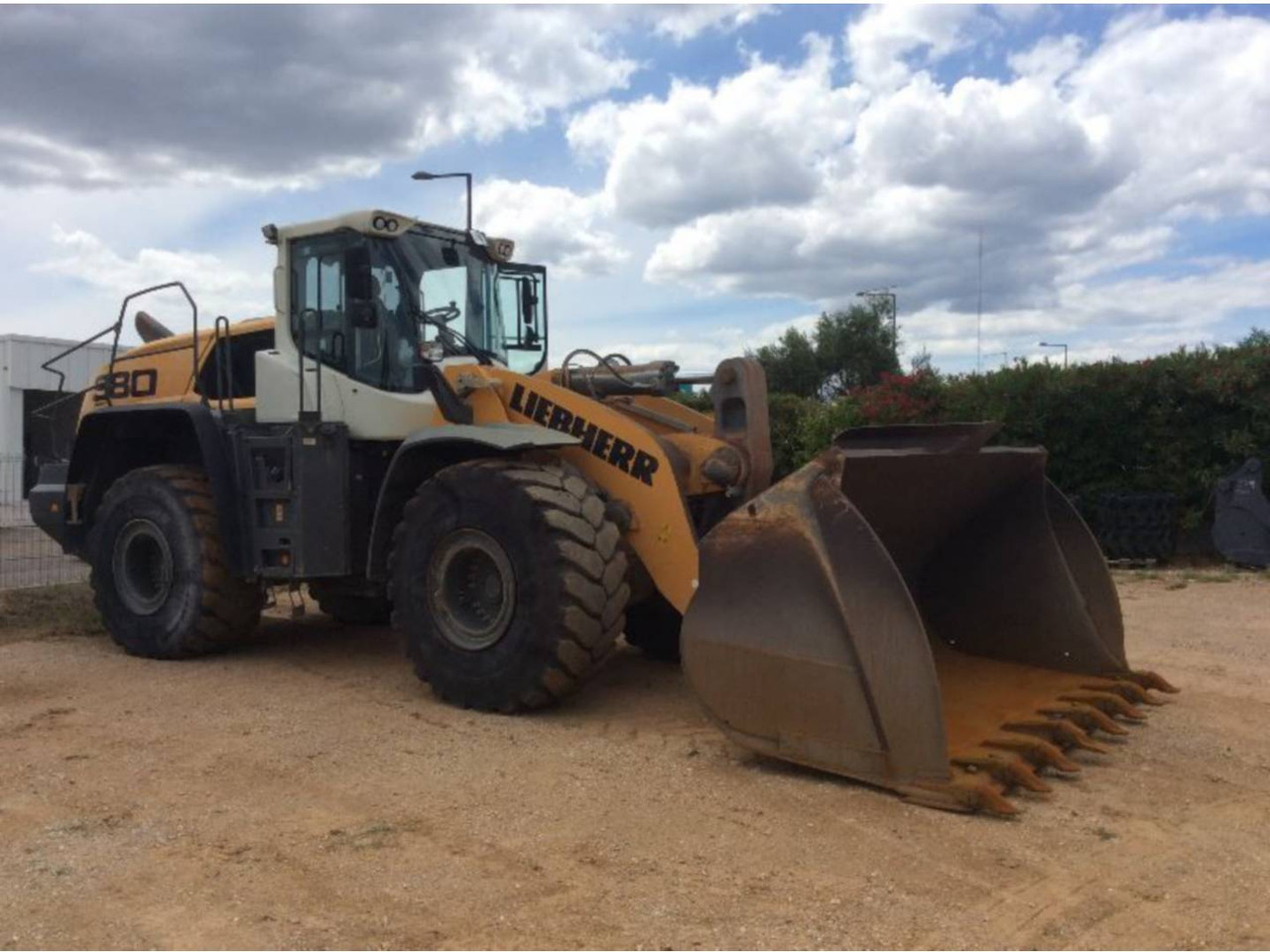 LIEBHERR L580 - Wheel loader: gambar 1 LIEBHERR L580 - Wheel loader: gambar 1
