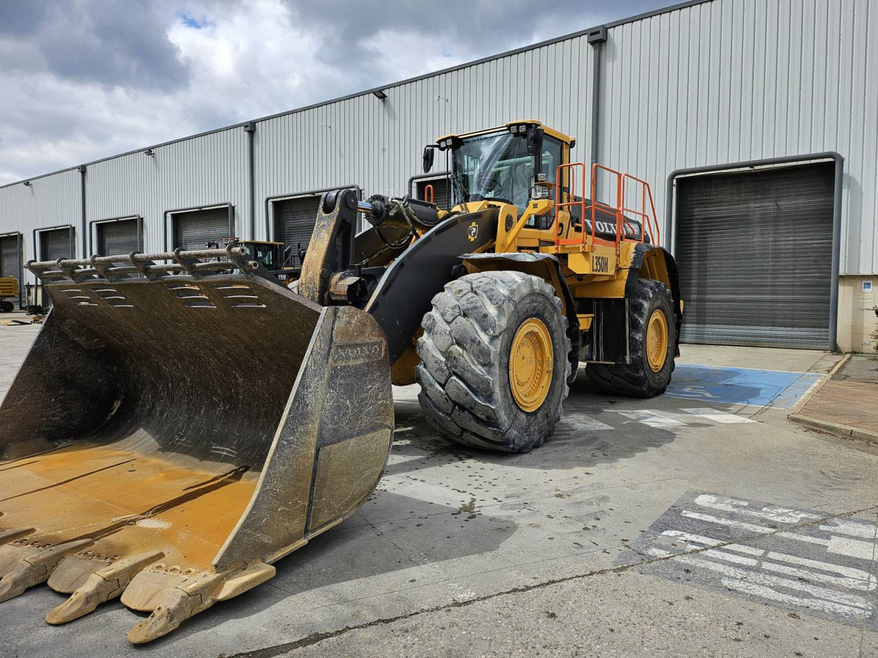 VOLVO CONSTRUCTION EQUIPMENT L350H - Wheel loader: gambar 3 VOLVO CONSTRUCTION EQUIPMENT L350H - Wheel loader: gambar 3