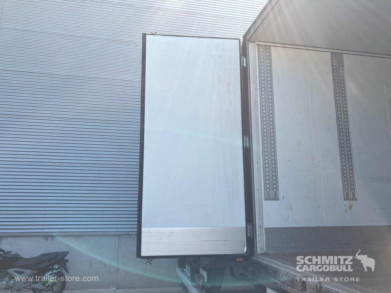 SCHMITZ Semiremolque Frigo Standard Double deck - Semi-trailer isotermal: gambar 2 SCHMITZ Semiremolque Frigo Standard Double deck - Semi-trailer isotermal: gambar 2