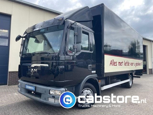 MAN TGL 8.180 4X2 BB Euro 5 - Handgeschakelde versnellingsbak - Laadklep - Bouwjaar 2010 - 3 zitplaatsen - Truk box: gambar 1 MAN TGL 8.180 4X2 BB Euro 5 - Handgeschakelde versnellingsbak - Laadklep - Bouwjaar 2010 - 3 zitplaatsen - Truk box: gambar 1