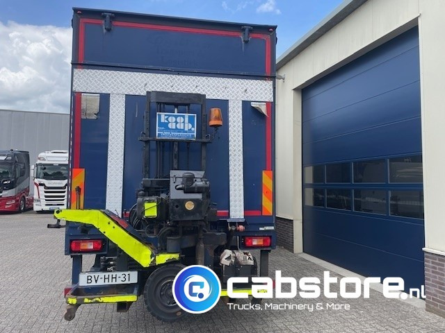 Volvo FM9 4X2R FAL9.0 RAD-A4 Volvo FM300 4x2 Euro 5 bakwagen - Schuifzeilen - Laadklep 2000 kg - Bouwjaar 2008 - Kooi-Aap heftruck - Truk box: gambar 4 Volvo FM9 4X2R FAL9.0 RAD-A4 Volvo FM300 4x2 Euro 5 bakwagen - Schuifzeilen - Laadklep 2000 kg - Bouwjaar 2008 - Kooi-Aap heftruck - Truk box: gambar 4