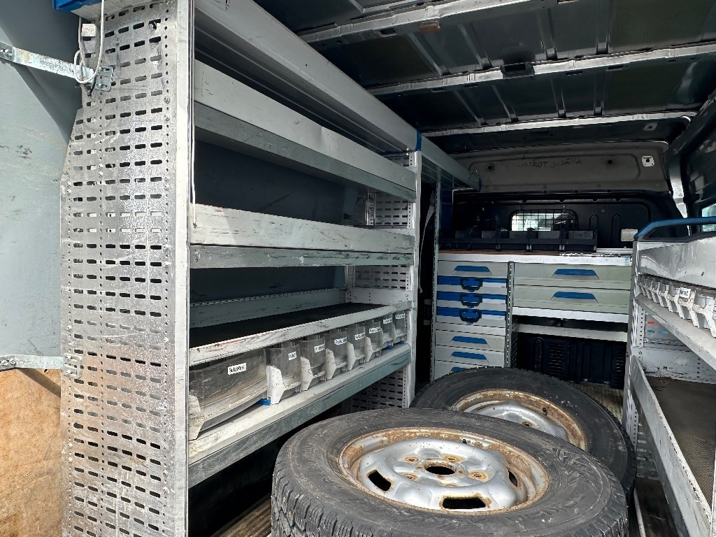 Van panel Ford Transit T350 4X4 huoltohyllyt: gambar 11