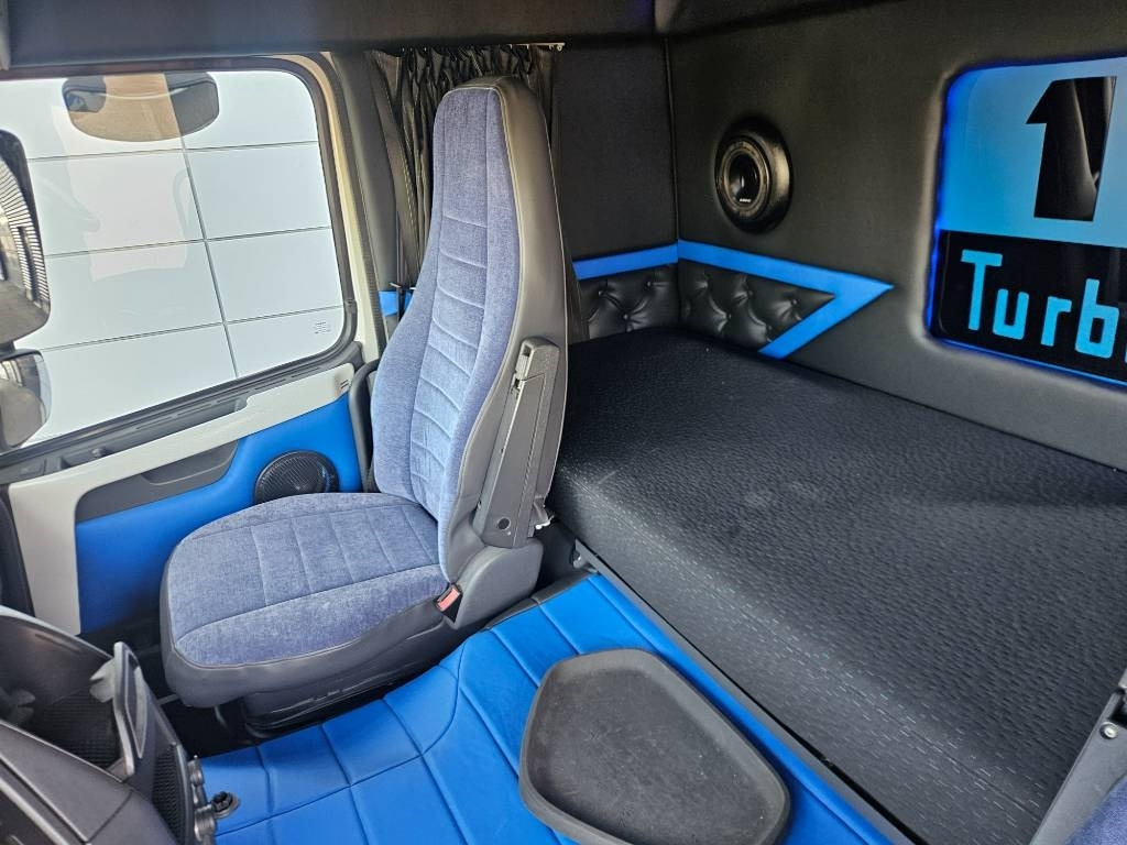 Truk box Volvo FM11: gambar 14