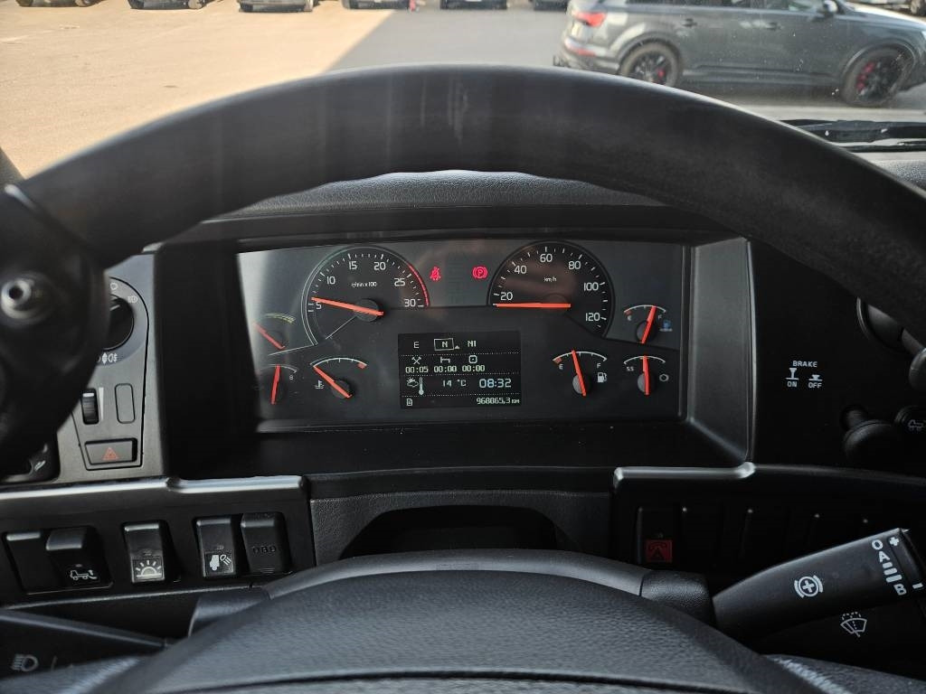 Truk box Volvo FM11: gambar 17