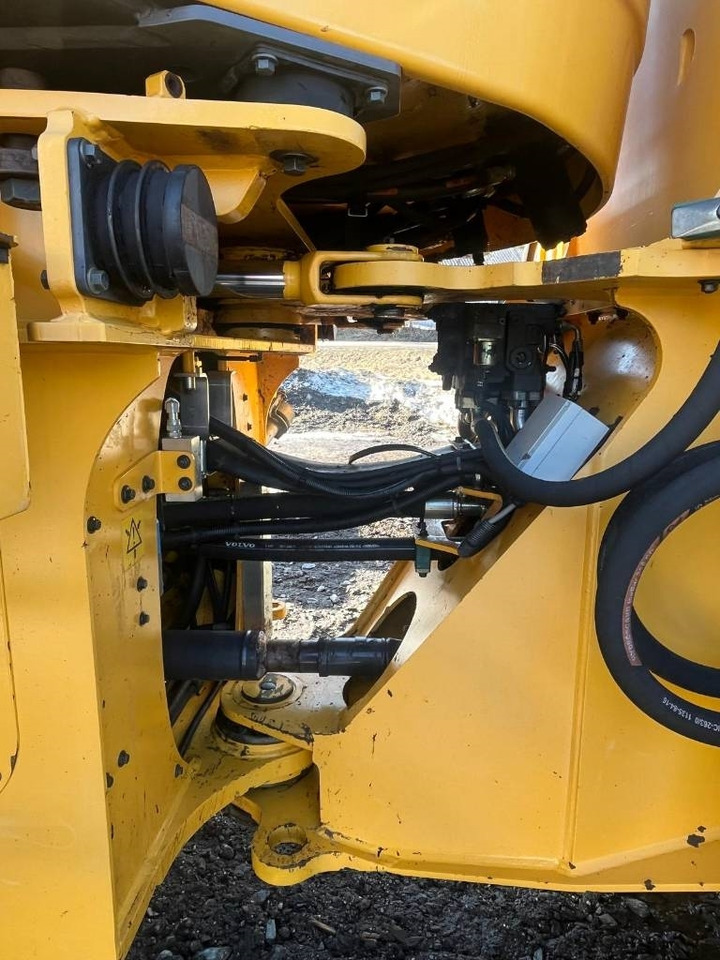 Volvo L 110 F - Wheel loader: gambar 5 Volvo L 110 F - Wheel loader: gambar 5