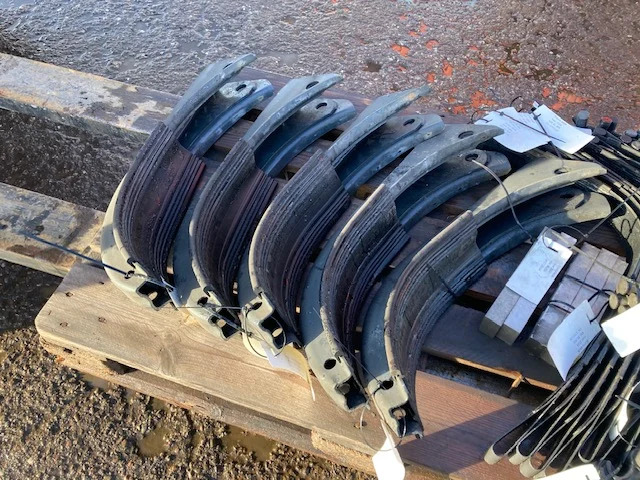 Scania Fuel tank bracket – Scania 2630362 - Suku cadang untuk Truk: gambar 1 Scania Fuel tank bracket – Scania 2630362 - Suku cadang untuk Truk: gambar 1