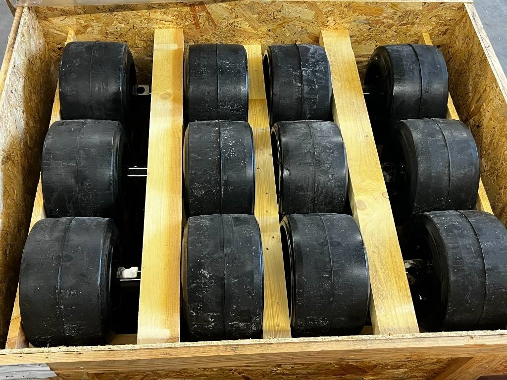 CNH Track rollers for tracks - CNH - Quadtrac/Steiger - Ban untuk Peralatan pertanian: gambar 2 CNH Track rollers for tracks - CNH - Quadtrac/Steiger - Ban untuk Peralatan pertanian: gambar 2