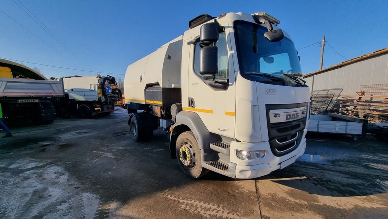 DAF LF 230 – Zamiatarka STOCK S6400 / PM2.5 PM10 / EURO 6 / 2018 - Penyapu jalan: gambar 2 DAF LF 230 – Zamiatarka STOCK S6400 / PM2.5 PM10 / EURO 6 / 2018 - Penyapu jalan: gambar 2