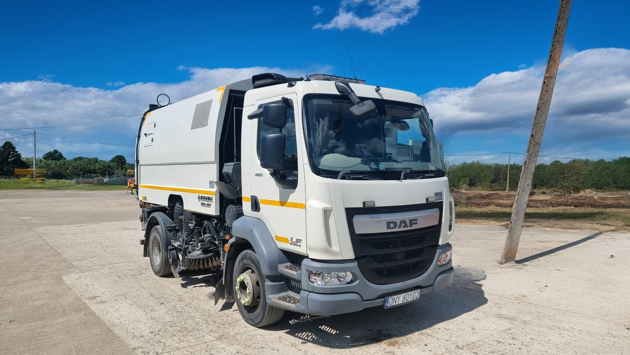DAF LF220 - Penyapu jalan: gambar 1 DAF LF220 - Penyapu jalan: gambar 1
