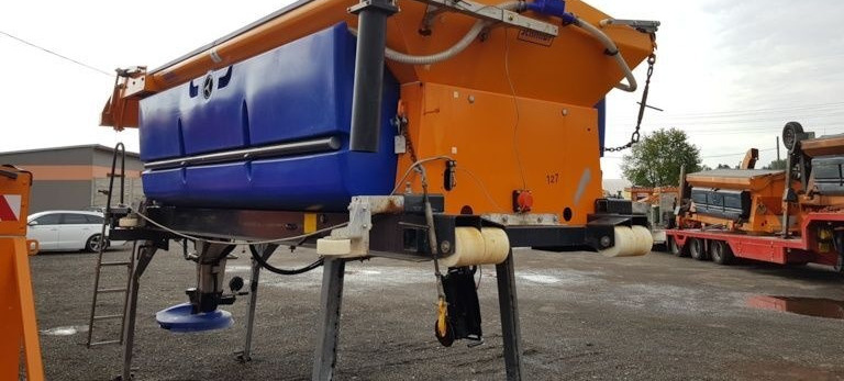 Schmidt Solarko piaskarka SCHMIDT STRATOS 5m3 - Penyebar pasir/ Garam untuk Kendaraan Kota/ Khusus: gambar 3 Schmidt Solarko piaskarka SCHMIDT STRATOS 5m3 - Penyebar pasir/ Garam untuk Kendaraan Kota/ Khusus: gambar 3