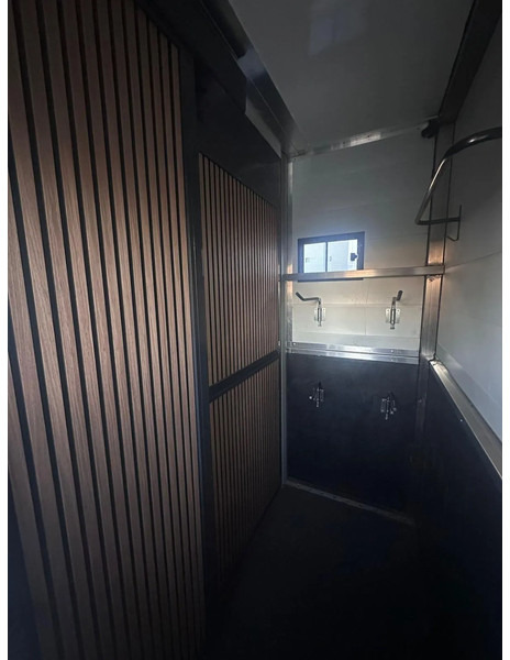 Truk pengangkut kuda Scania P250 Horse Truck: gambar 7