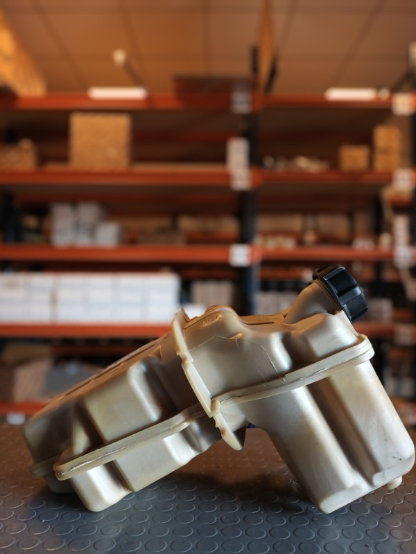 SCANIA EXPANSION TANK - 2401669 - Tangki ekspansi untuk Truk: gambar 1 SCANIA EXPANSION TANK - 2401669 - Tangki ekspansi untuk Truk: gambar 1