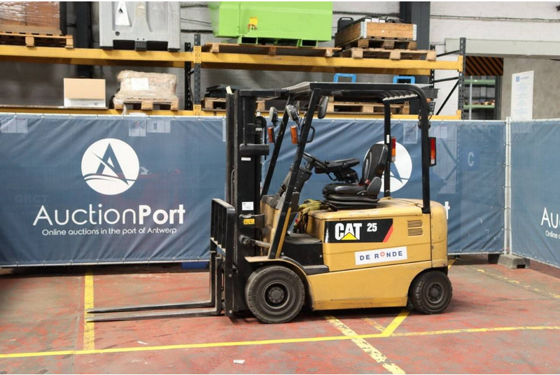 Caterpillar EP25K-PAC - Forklift listrik: gambar 1 Caterpillar EP25K-PAC - Forklift listrik: gambar 1