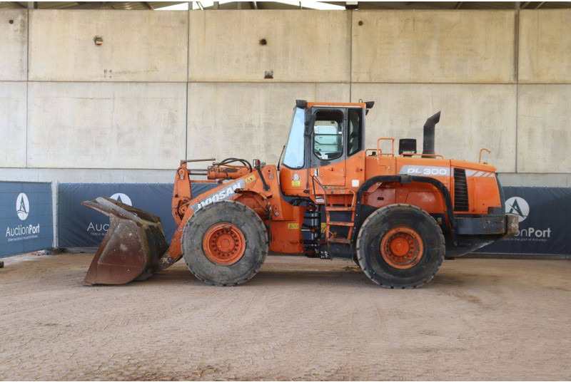 Doosan DL300 - Wheel loader: gambar 2 Doosan DL300 - Wheel loader: gambar 2