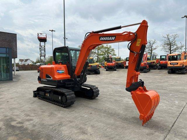 Doosan DX55-9C - Ekskavator perayap: gambar 3 Doosan DX55-9C - Ekskavator perayap: gambar 3