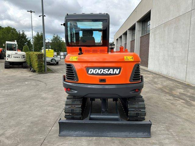Doosan DX55-9C - Ekskavator perayap: gambar 5 Doosan DX55-9C - Ekskavator perayap: gambar 5