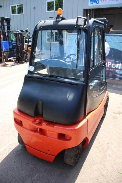 Fenwick-Linde E30/02 - Forklift listrik: gambar 5 Fenwick-Linde E30/02 - Forklift listrik: gambar 5