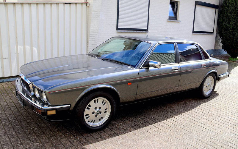 Jaguar XJ-12 - Mobil sedan: gambar 1 Jaguar XJ-12 - Mobil sedan: gambar 1