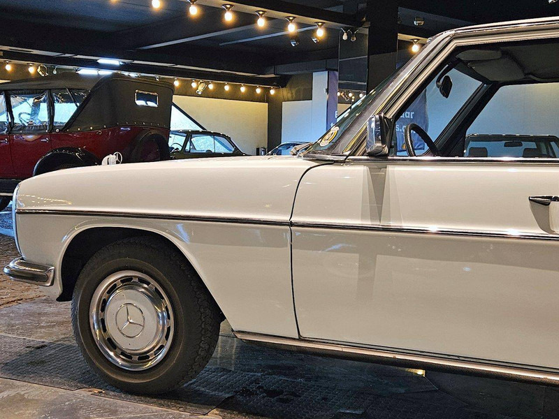 Mercedes-Benz 200-serie 230 (W115) /8 - Mobil sedan: gambar 5 Mercedes-Benz 200-serie 230 (W115) /8 - Mobil sedan: gambar 5