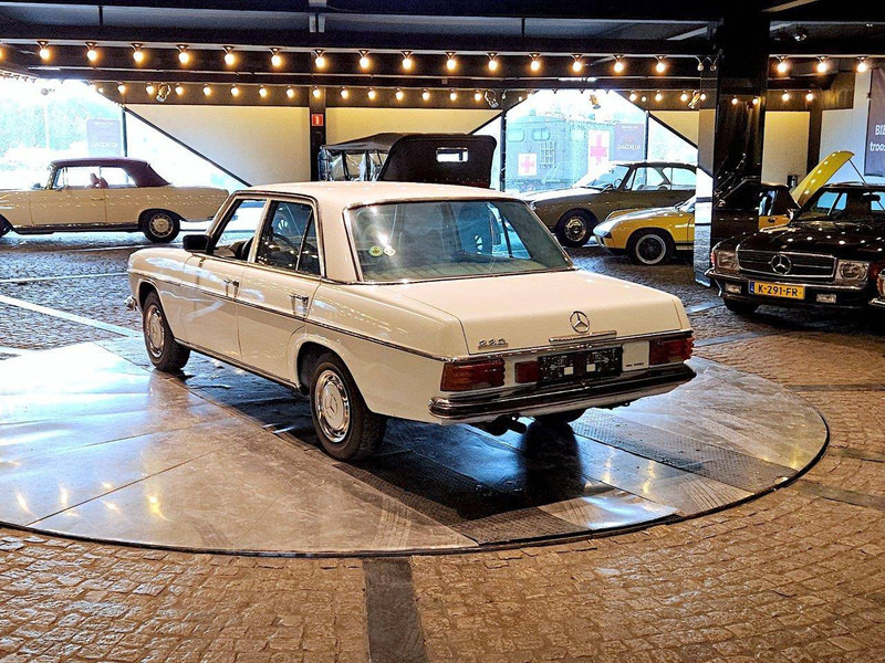 Mercedes-Benz 200-serie 230 (W115) /8 - Mobil sedan: gambar 3 Mercedes-Benz 200-serie 230 (W115) /8 - Mobil sedan: gambar 3