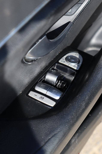 Mobil sedan Mercedes-Benz E-Klasse 200 D: gambar 16 Mobil sedan Mercedes-Benz E-Klasse 200 D: gambar 16