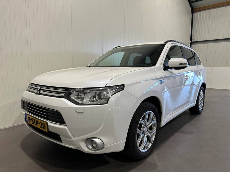 Mitsubishi Outlander PHEV SUV - Mobil SUV: gambar 1 Mitsubishi Outlander PHEV SUV - Mobil SUV: gambar 1