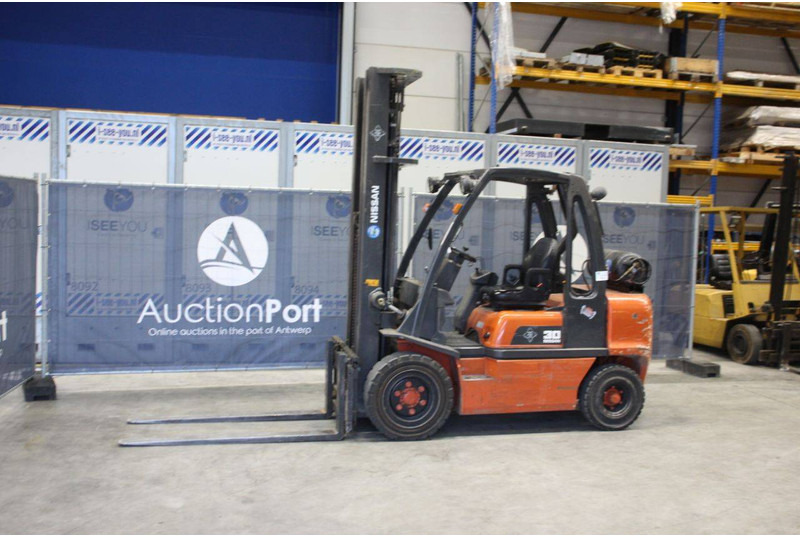 Nissan 30 - Forklift LPG: gambar 1 Nissan 30 - Forklift LPG: gambar 1
