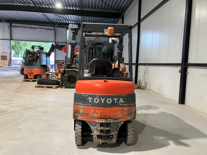 Toyota 7FBMF20 - Forklift listrik: gambar 4 Toyota 7FBMF20 - Forklift listrik: gambar 4
