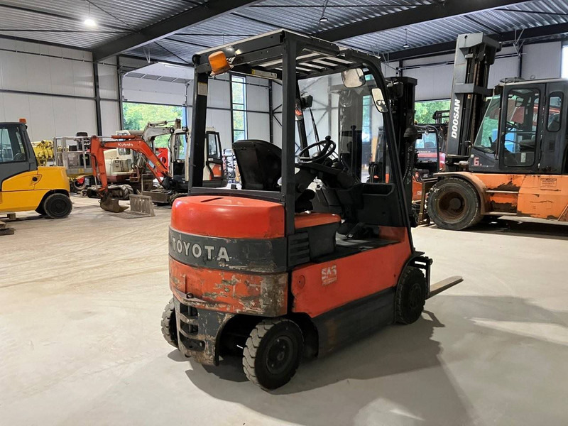 Toyota 7FBMF20 - Forklift listrik: gambar 5 Toyota 7FBMF20 - Forklift listrik: gambar 5