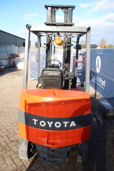 Toyota 7FBMF30 - Forklift listrik: gambar 4 Toyota 7FBMF30 - Forklift listrik: gambar 4
