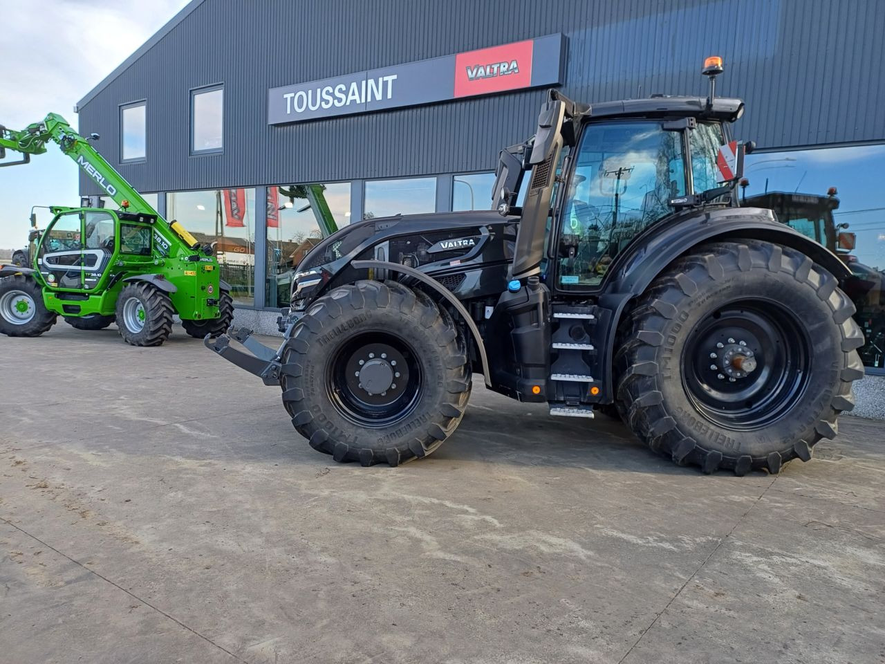 Valtra Q245 - Traktor: gambar 1 Valtra Q245 - Traktor: gambar 1