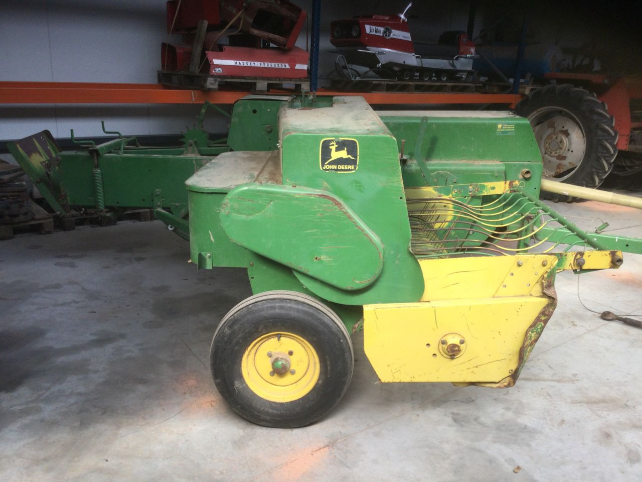 John Deere 336A - Baler persegi: gambar 1 John Deere 336A - Baler persegi: gambar 1