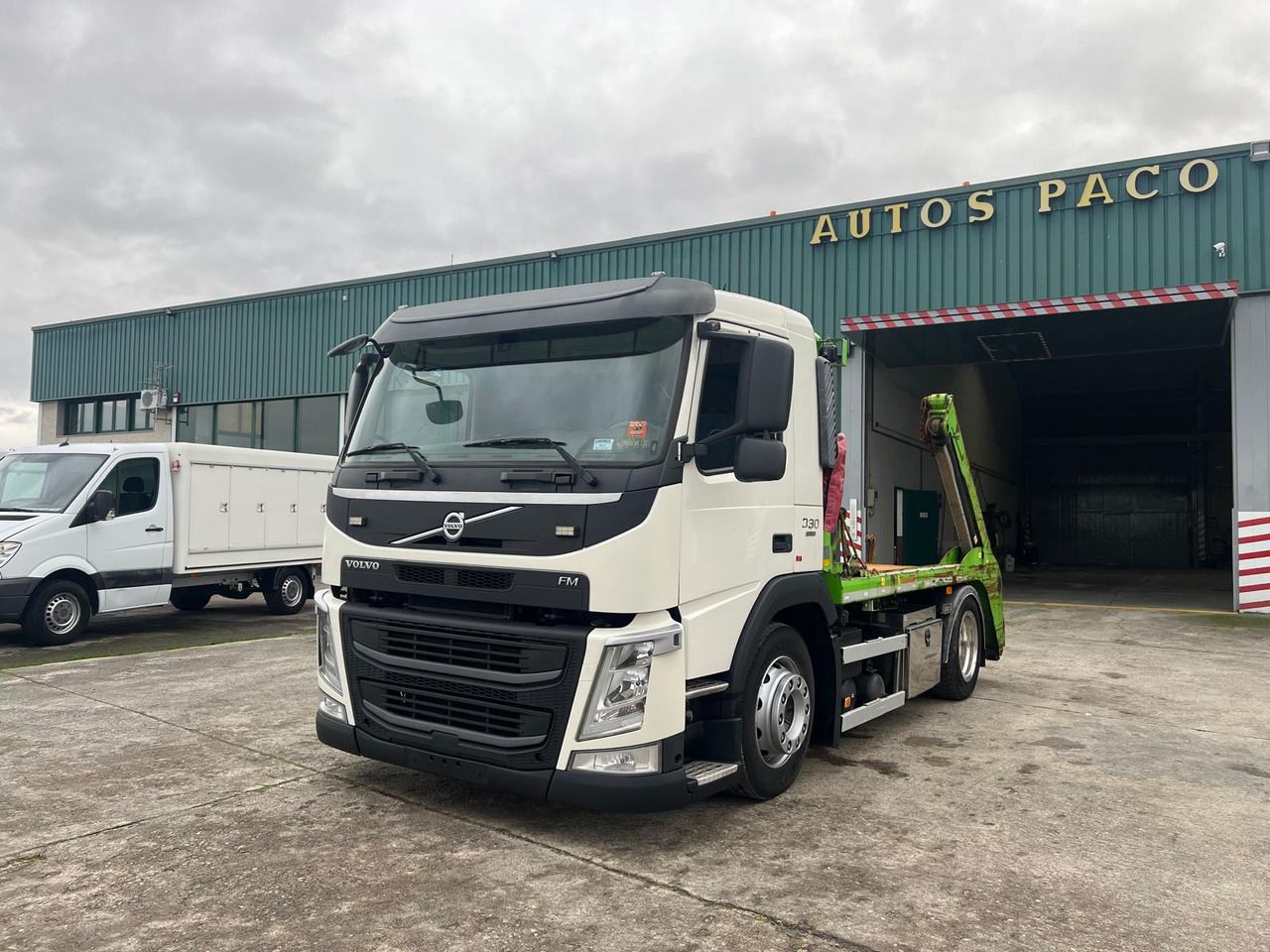 VOLVO FM 300 GANCHO DE CADENAS - Truk skip loader: gambar 2 VOLVO FM 300 GANCHO DE CADENAS - Truk skip loader: gambar 2