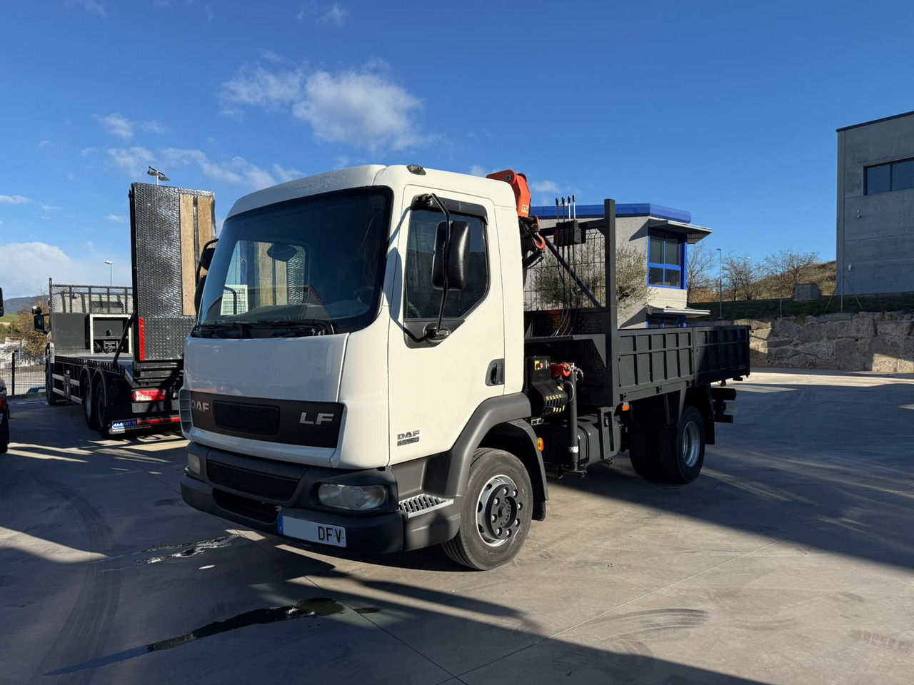 DAF LF FA 45.180 (Platform and Crane) - Truk flatbed, Truk derek: gambar 1 DAF LF FA 45.180 (Platform and Crane) - Truk flatbed, Truk derek: gambar 1