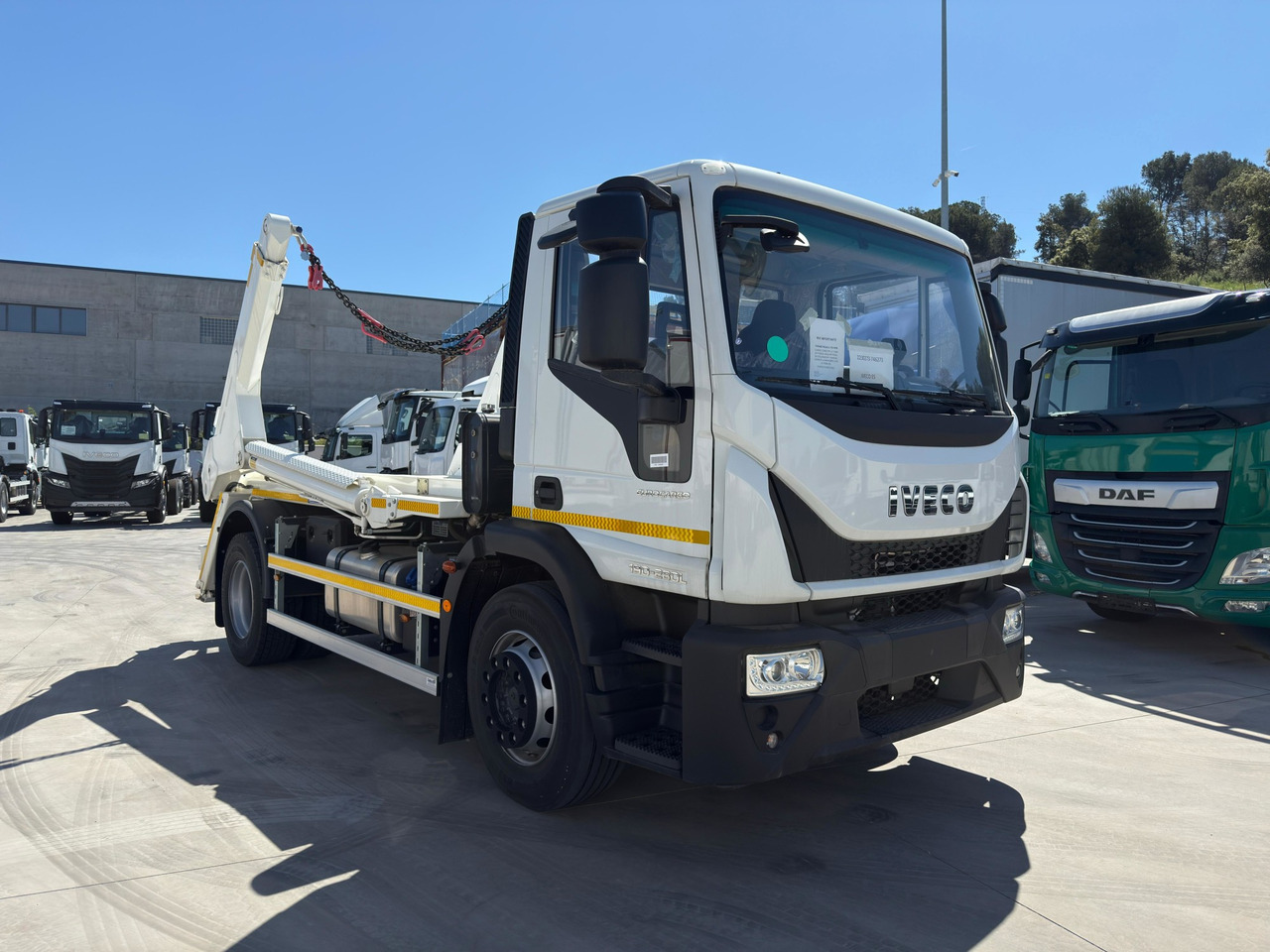 IVECO ML190E28L Eurocargo E6 (Track Equipment) - Truk skip loader: gambar 2 IVECO ML190E28L Eurocargo E6 (Track Equipment) - Truk skip loader: gambar 2