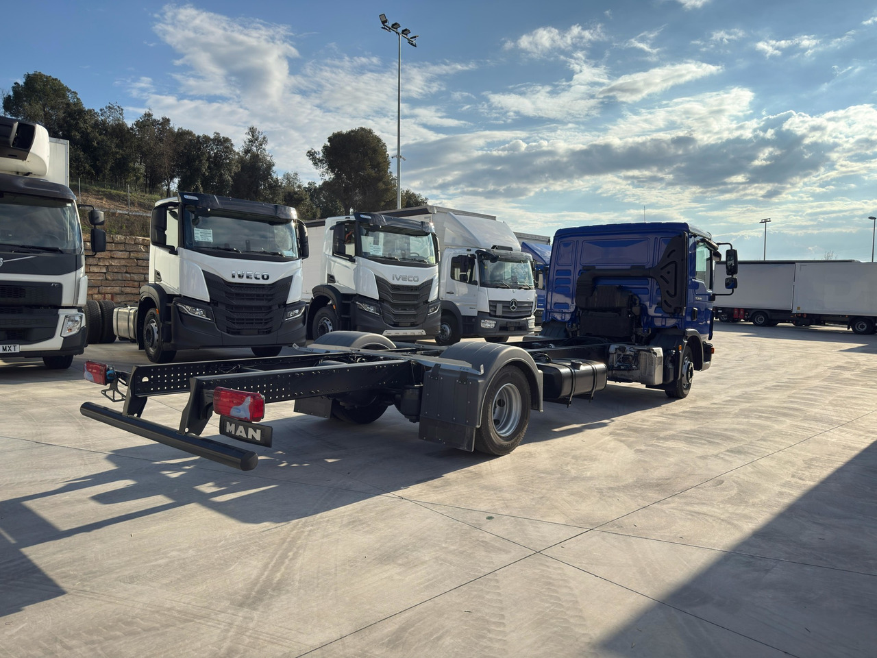 MAN 12.190 BL TGL E6 (Chassis) - Truk sasis: gambar 4 MAN 12.190 BL TGL E6 (Chassis) - Truk sasis: gambar 4