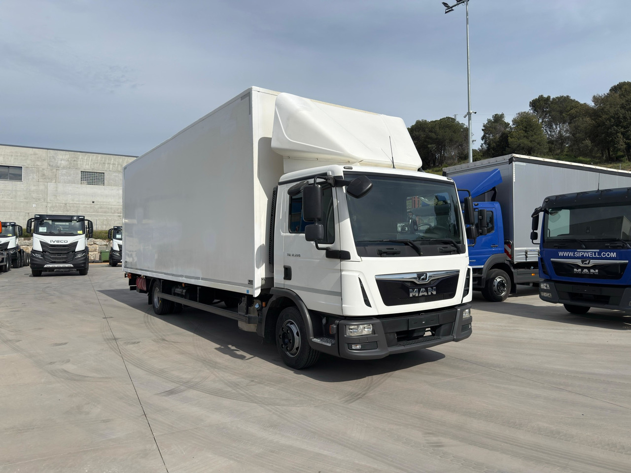 MAN 12.220 BL TGL E6 (VAN) - Truk box: gambar 1 MAN 12.220 BL TGL E6 (VAN) - Truk box: gambar 1