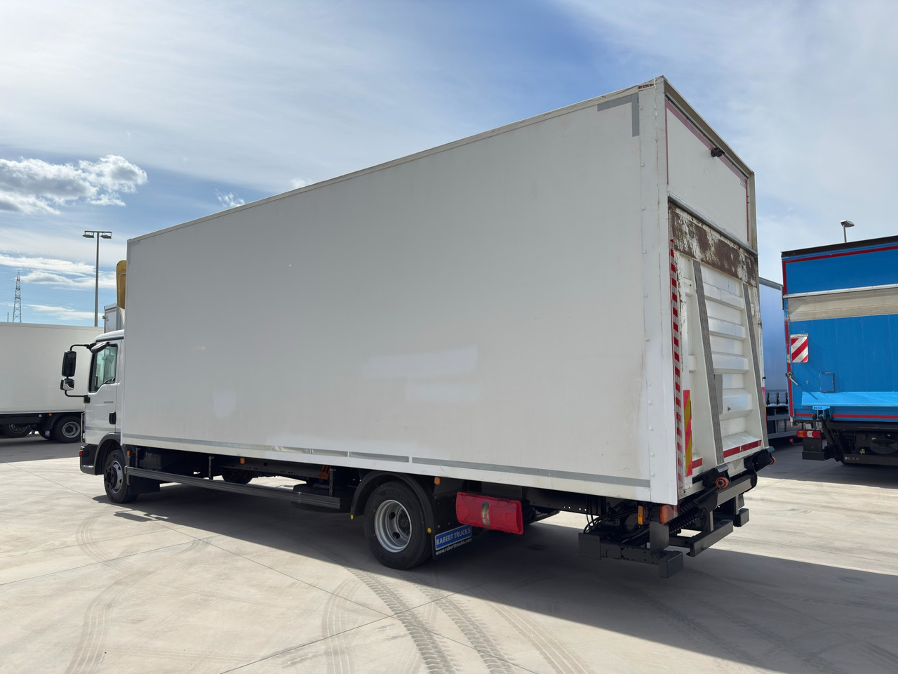 MAN 12.220 BL TGL E6 (VAN) - Truk box: gambar 3 MAN 12.220 BL TGL E6 (VAN) - Truk box: gambar 3