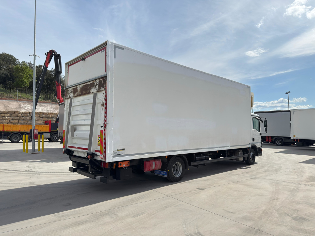 MAN 12.220 BL TGL E6 (VAN) - Truk box: gambar 4 MAN 12.220 BL TGL E6 (VAN) - Truk box: gambar 4