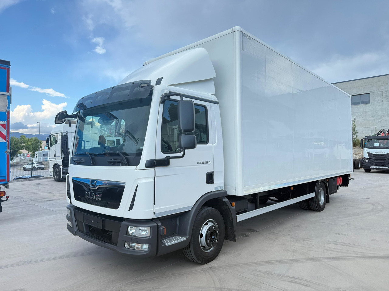MAN 12.220 BL TGL E6 (Van) - Truk box: gambar 1 MAN 12.220 BL TGL E6 (Van) - Truk box: gambar 1