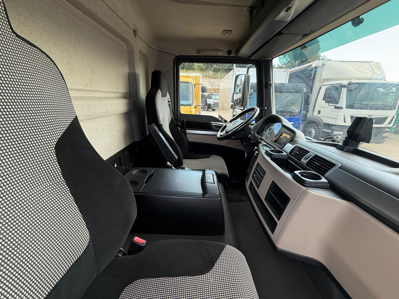 Truk box MAN 12.220 BL TGL E6 (Van): gambar 8 Truk box MAN 12.220 BL TGL E6 (Van): gambar 8