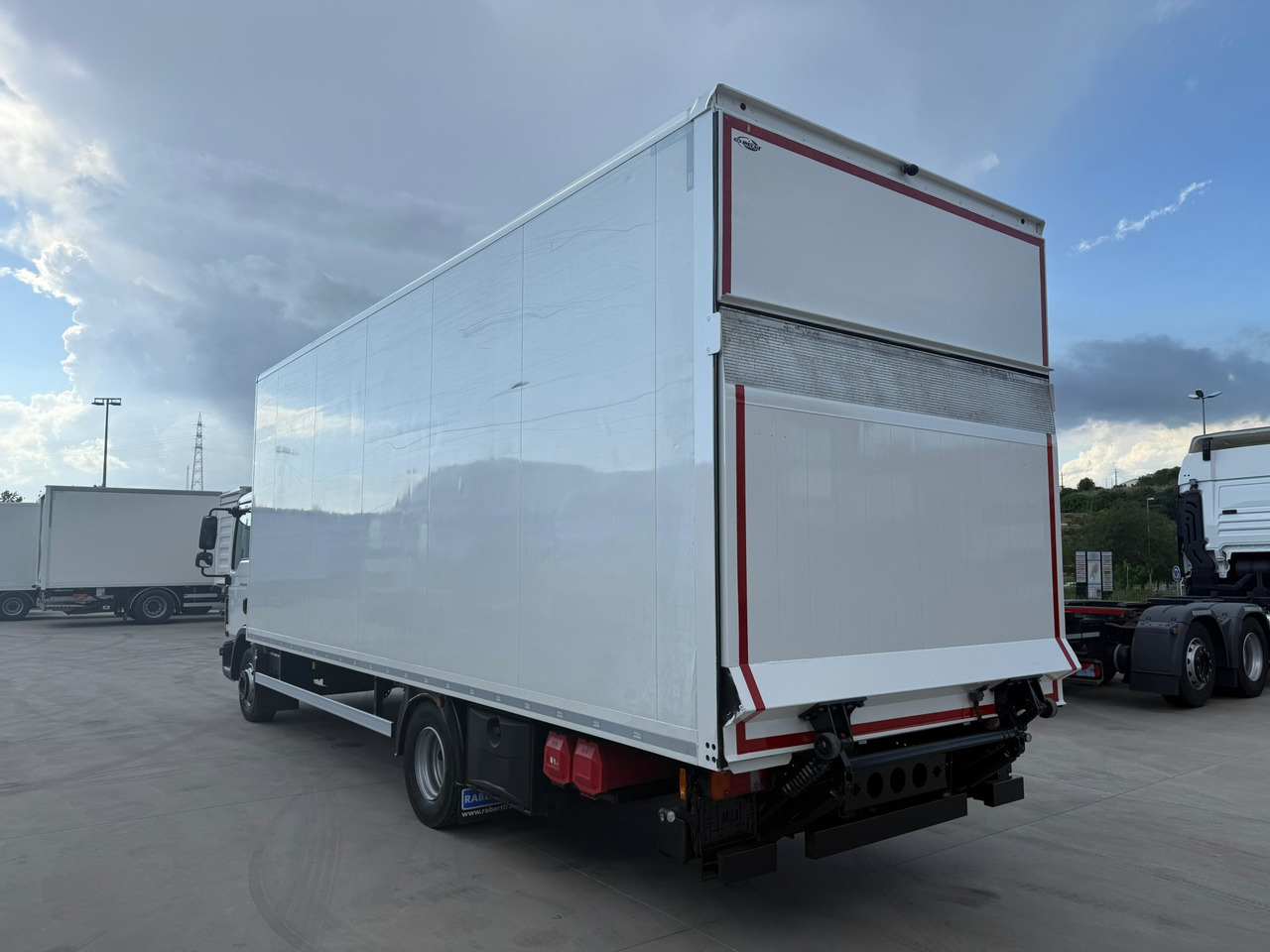 MAN 12.220 BL TGL E6 (Van) - Truk box: gambar 4 MAN 12.220 BL TGL E6 (Van) - Truk box: gambar 4