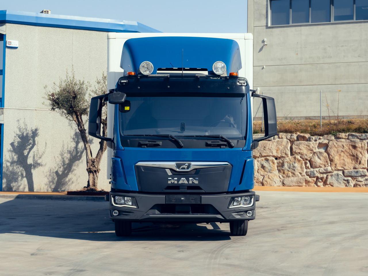 MAN 12.220 TGL E6 (VAN) - Truk box: gambar 4 MAN 12.220 TGL E6 (VAN) - Truk box: gambar 4