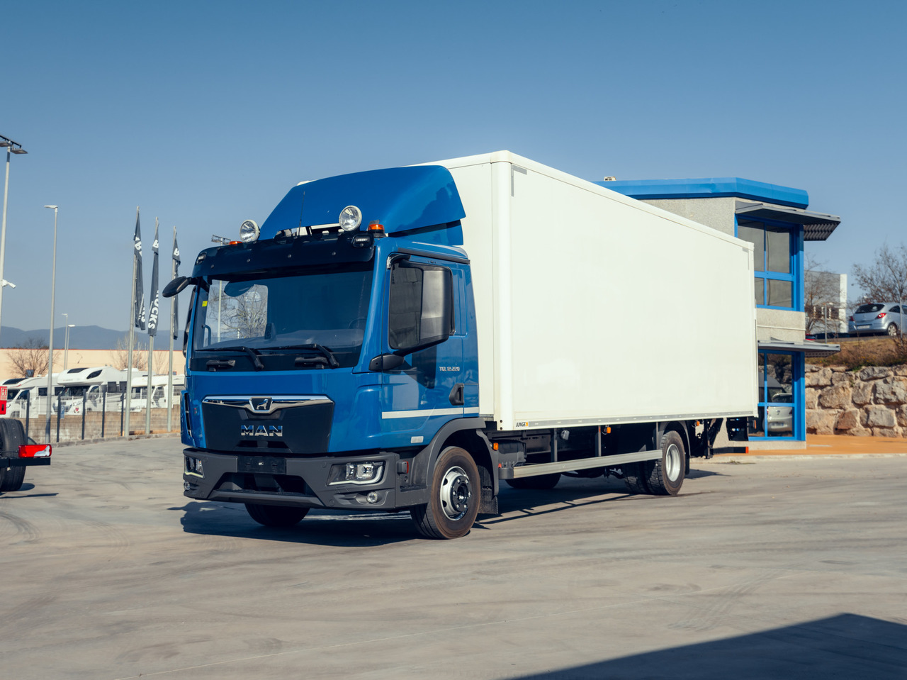 MAN 12.220 TGL E6 (VAN) - Truk box: gambar 1 MAN 12.220 TGL E6 (VAN) - Truk box: gambar 1